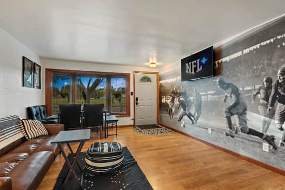 Former QB’s Pad | Hot Tub • Arcade • Fire Pit • Walk to Lambeau